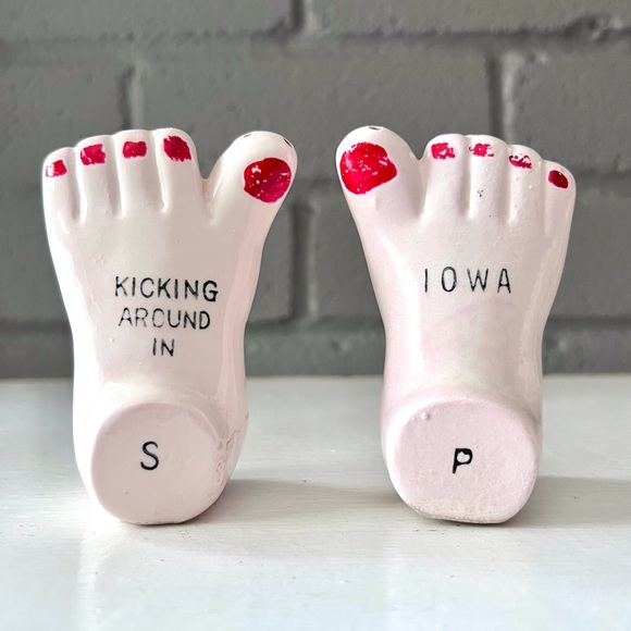 VINTAGE Quirky Feet & Toes Kicking Around in Iowa Salt & Pepper Shaker Set Pair - Picture 2 of 8